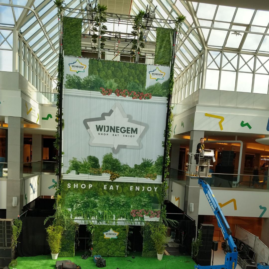 Verticale catwalk van 14 meter hoog met Layher stelling in Wijnegem