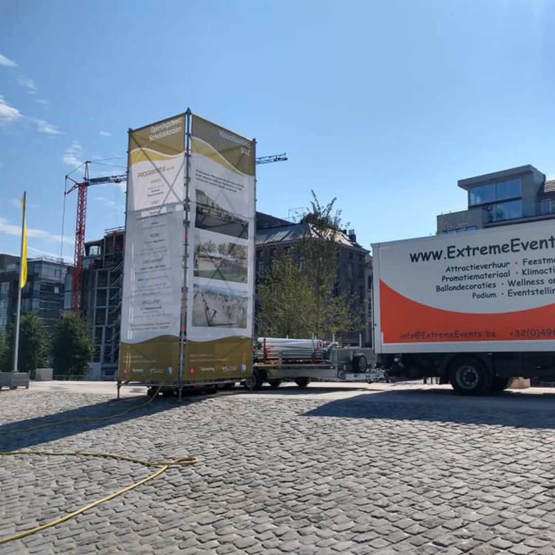 Grote infotoren van stellingmateriaal voor opening Kaaien Antwerpen