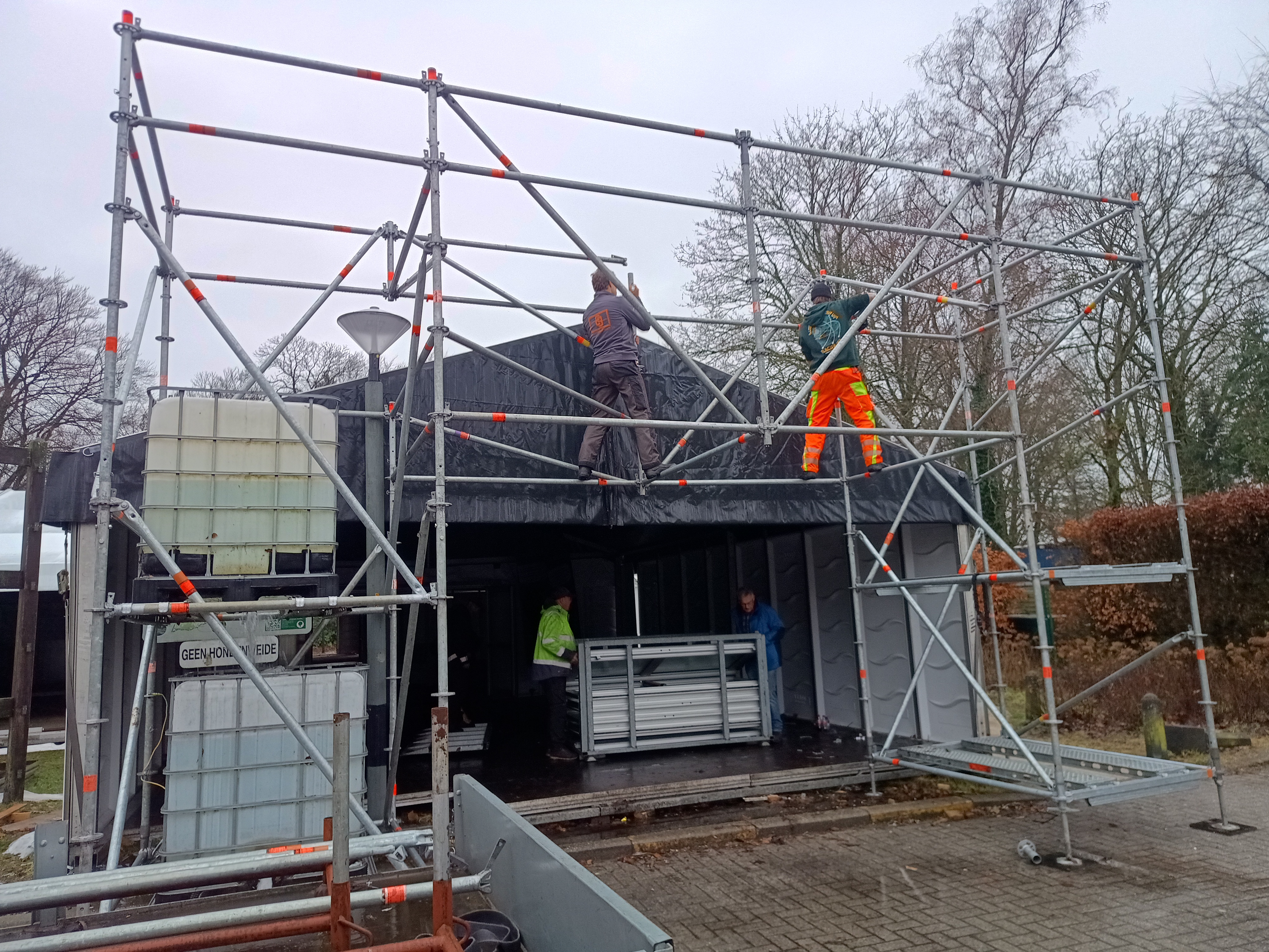 Kleine inkompoort voor het winterdorp in Schilde