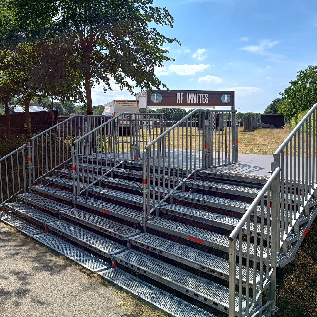 Brede publiekstrap over een gracht van stellingmateriaal voor festival in Essen