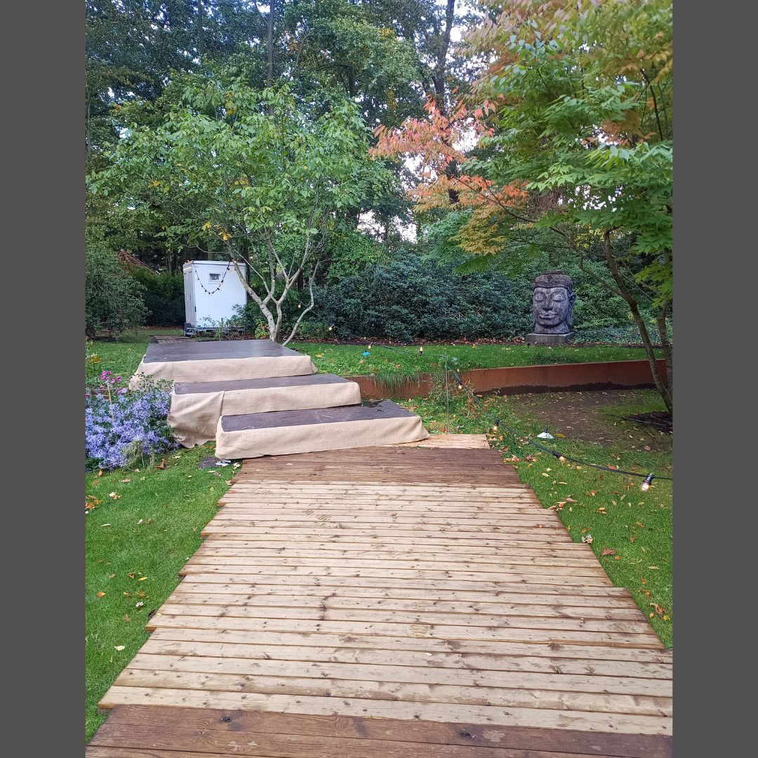 Moderne trap van eventstelling voor hoogteverschil in tuin in Brasschaat
