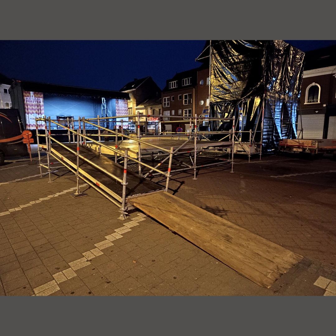 Rolstoelpodium met schuine helling van stelling in Boechout voor rolstoeltoegankelijkheid