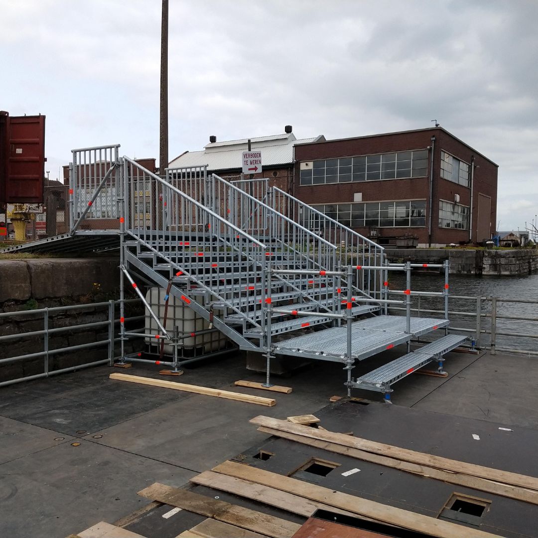 Publiekstrap op drijvend ponton voor pop-uprestaurant in Antwerpen