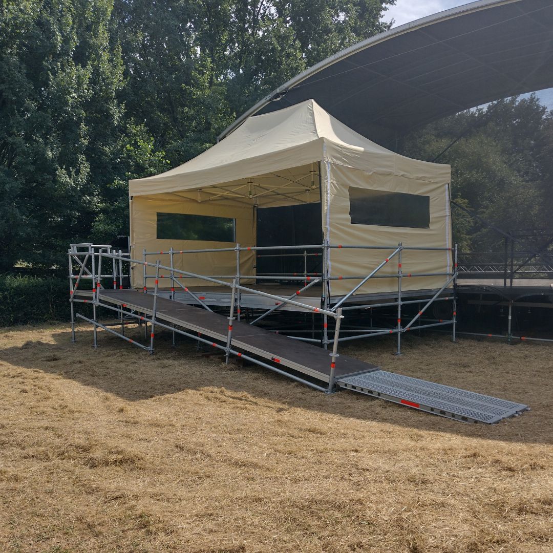 Wisselpodium met helling en laadkade van stellingmateriaal in Willebroek