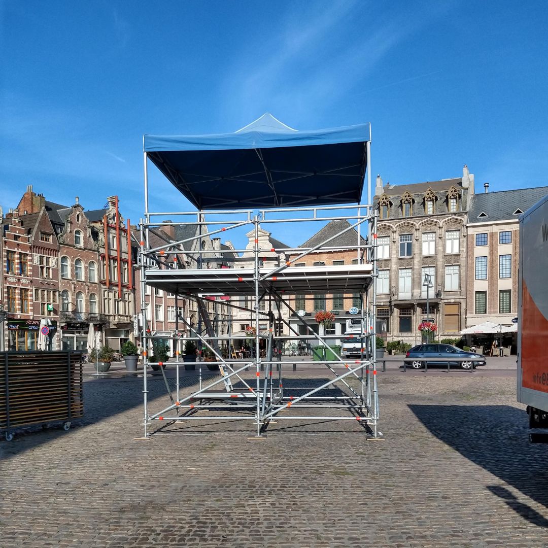 Front of House toren van Layher stelling op het marktplein in Lier