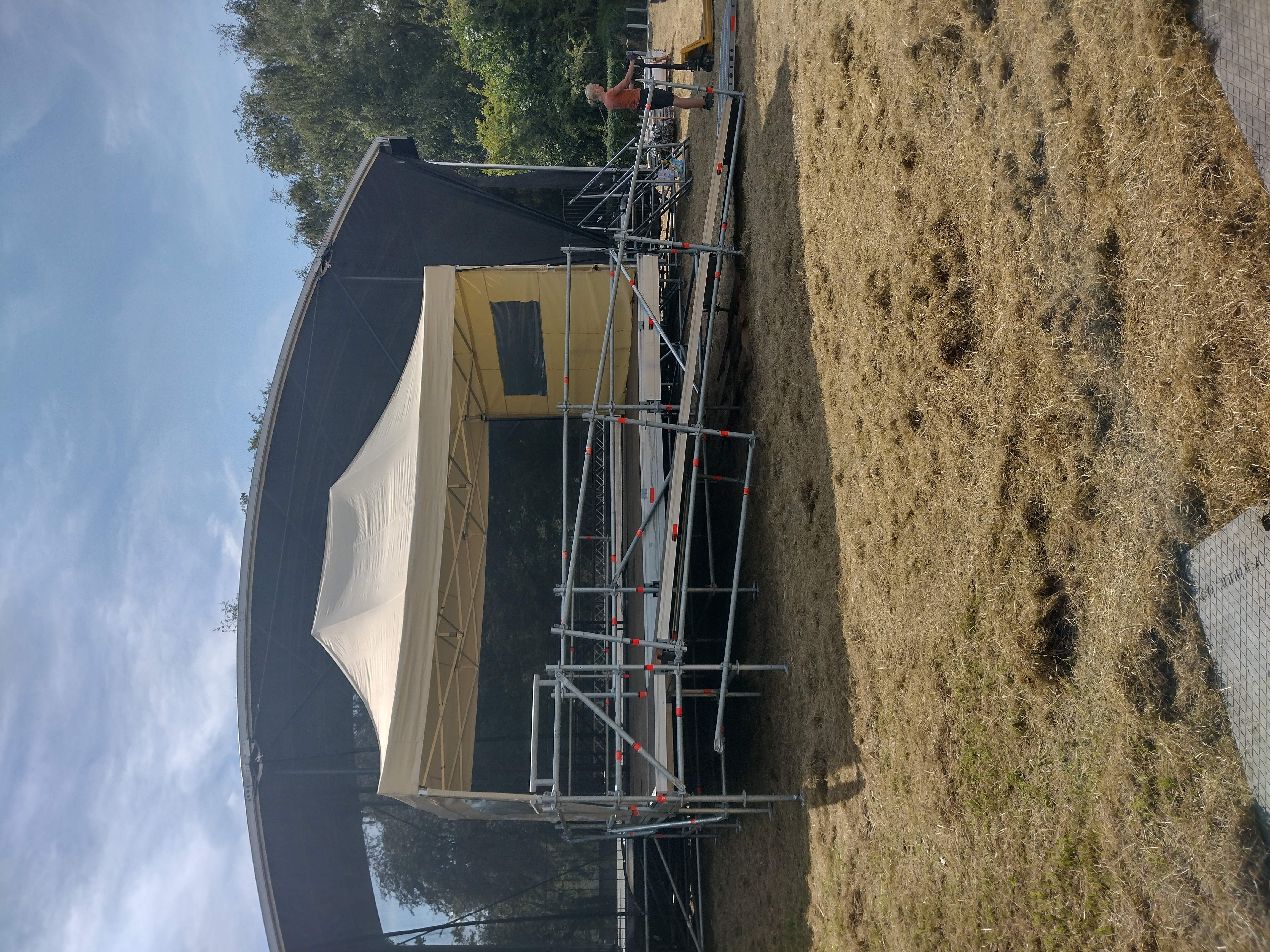 Wisselpodium met schuine helling gebouwd in Layher stellingmateriaal in Willebroek