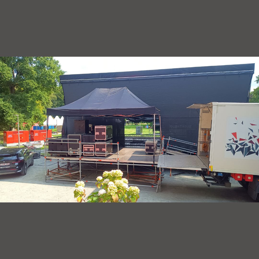 Wisselpodium met laadkaai en helling voor festival in Ekeren