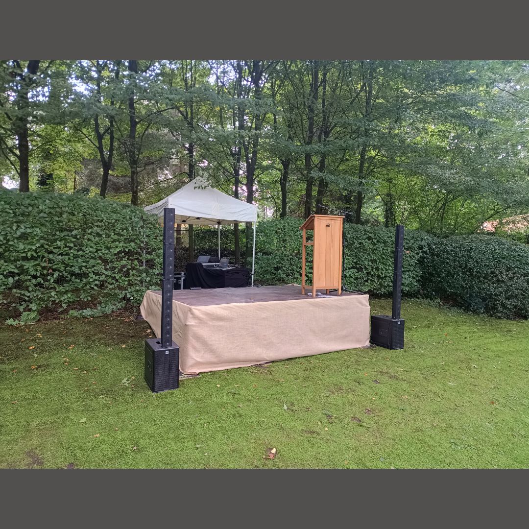 Podium op schuine helling voor huwelijksreceptie in de tuin van feestzaal Het Keinhof in Kalmthout