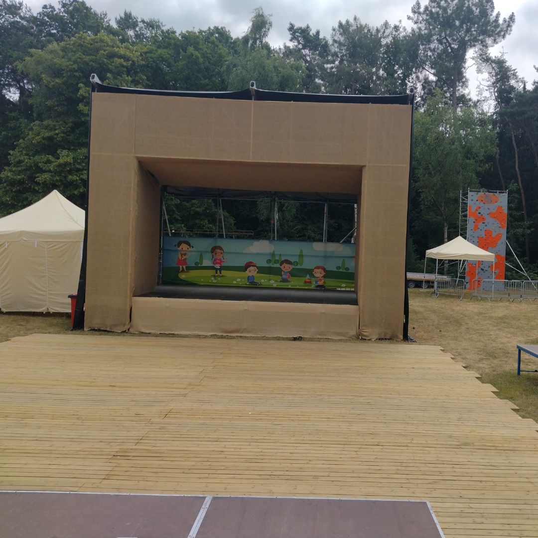 Layherpodium afgewerkt met jute voor T-Day tienerfestival in Kalmthout