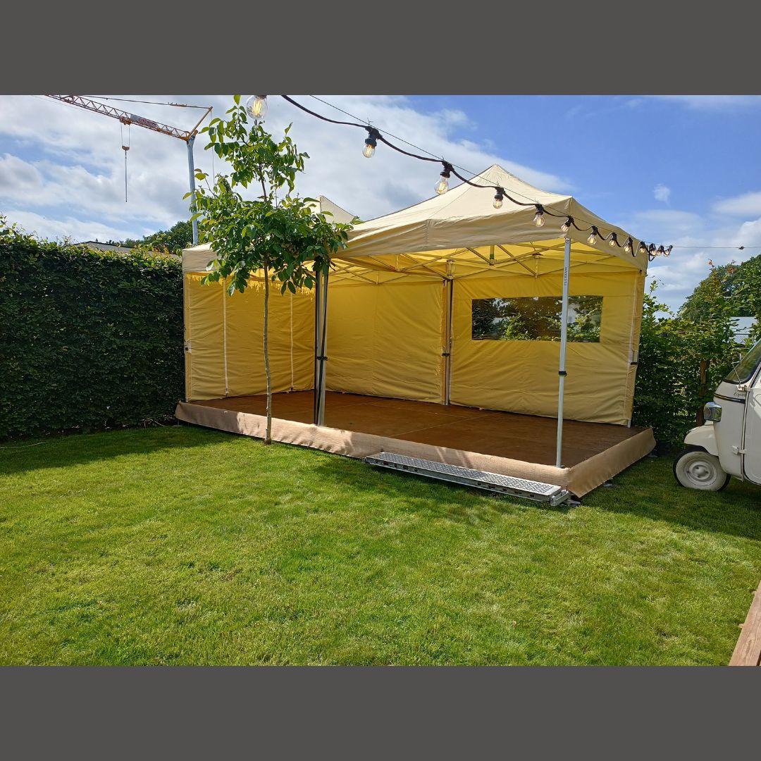 Mini-VIPdeck met vouwtenten overkapping voor een bandje in een tuin in Wuustwezel