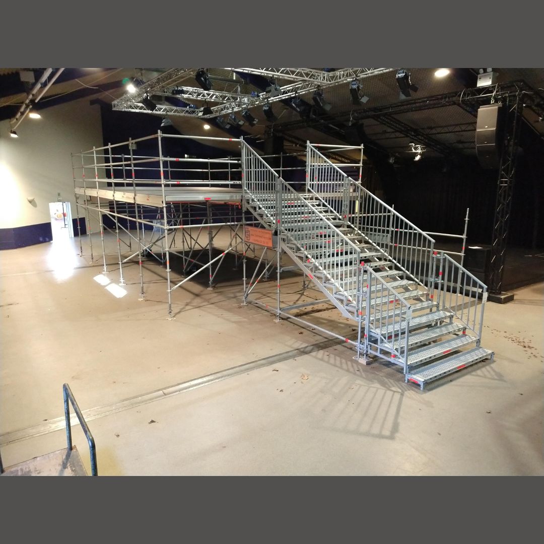 Hoog VIP-deck met publiekstrap van stellingmateriaal in Brasschaat