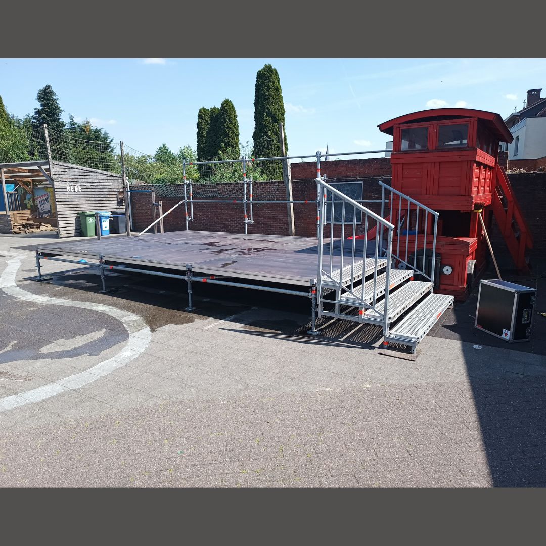Laag en eenvoudig podium huren voor schoolfeest in Brecht