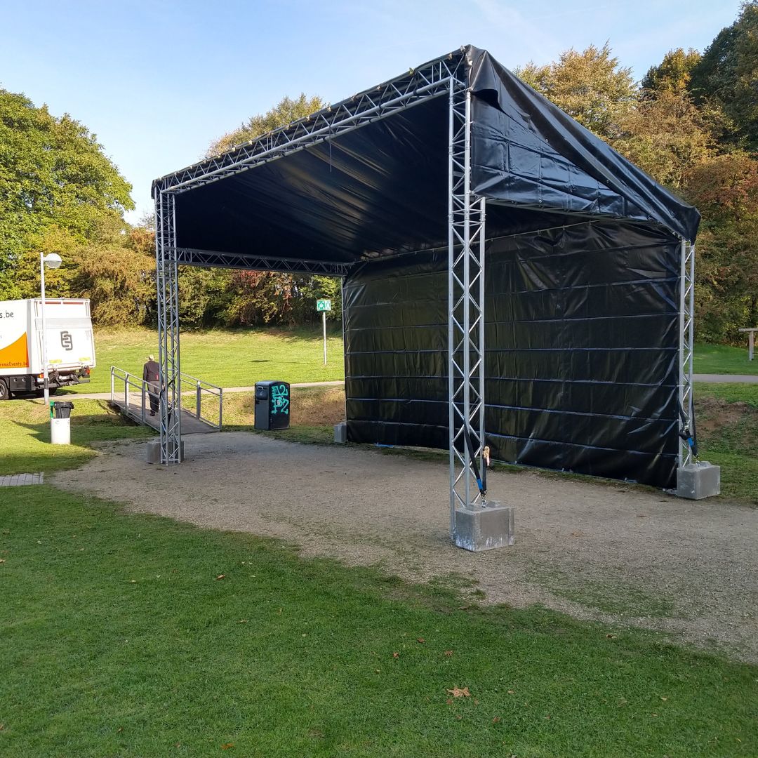 Zwarte podiumoverkapping huren voor DJ-set in Brussel