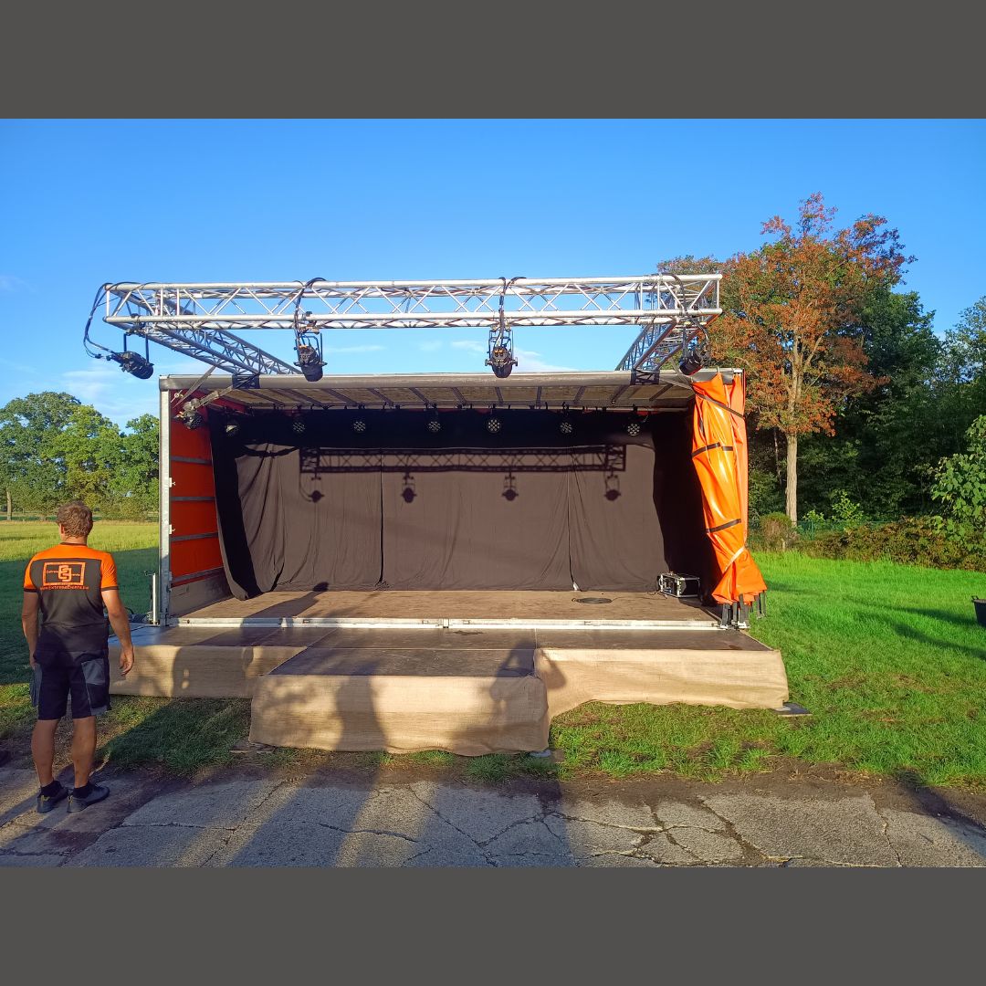 Budgetpodium met aanhangwagen en lichttruss in Achterbroek Kalmthout