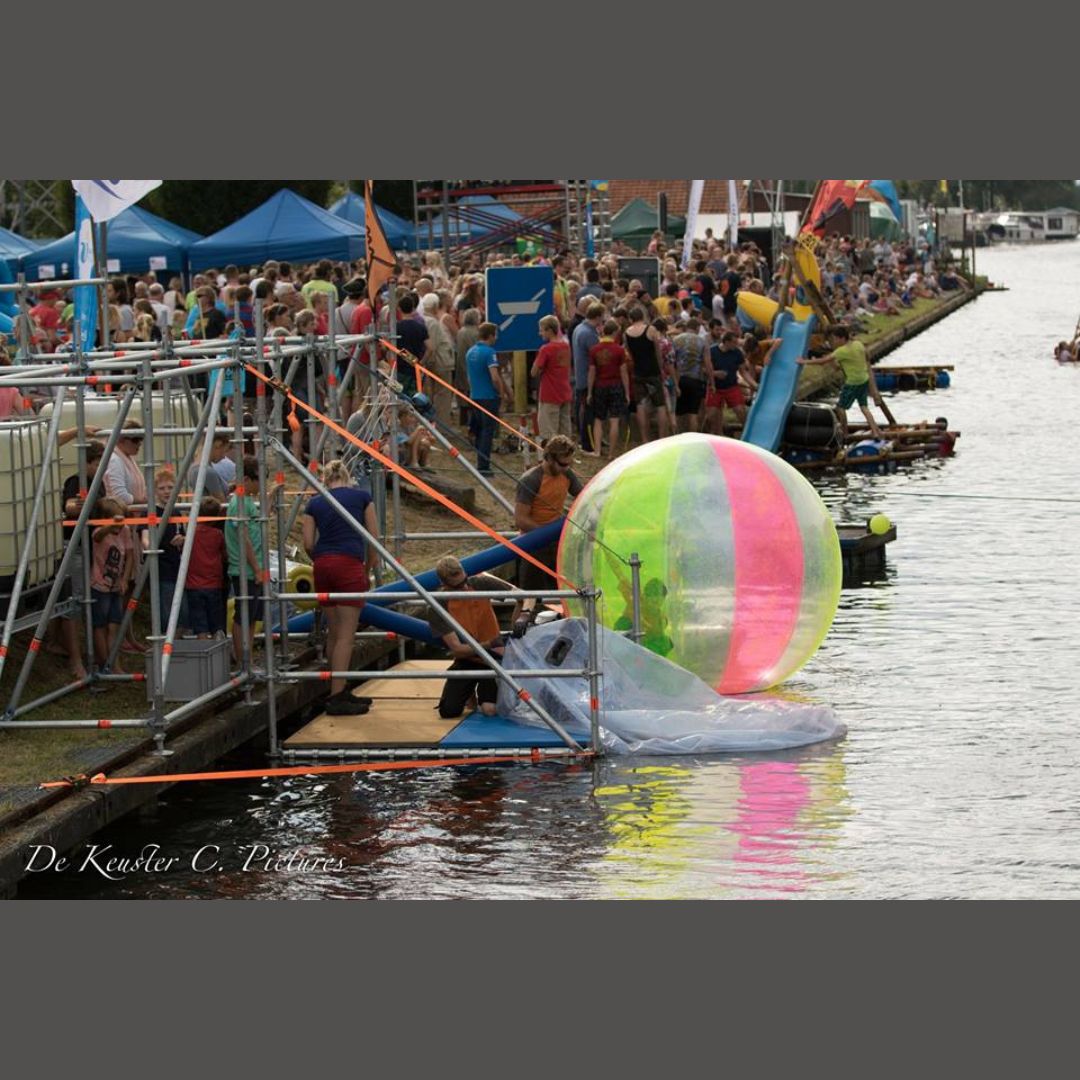 Vertrekplateau van stelling voor walking-waterballs op de Schotense Vaart in Brecht
