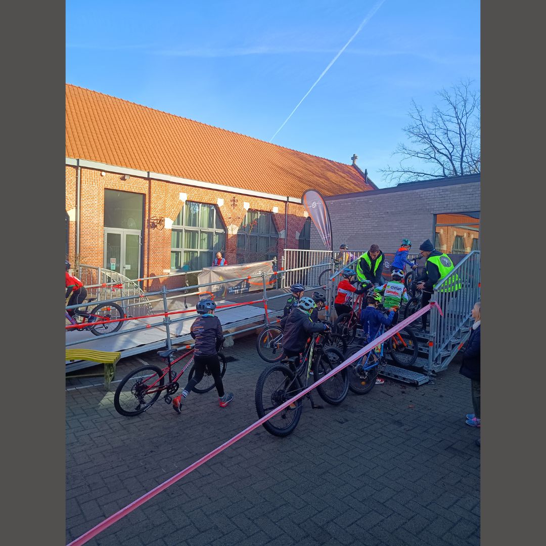 Trappen en helling van stellingmateriaal voor de Heicross veldrit in Kalmthout